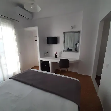 Flora & Apartment Naousa (Paros)