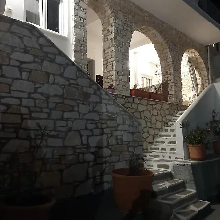 Flora & Naousa (Paros)