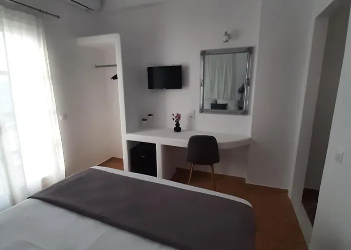 Flora & Διαμέρισμα Νάουσα