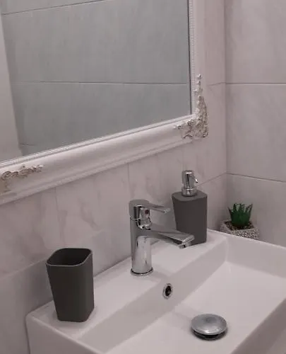 Flora & Διαμέρισμα Νάουσα